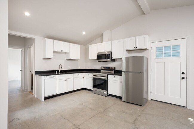 Building Photo - 126 1/2 Franklin Ct