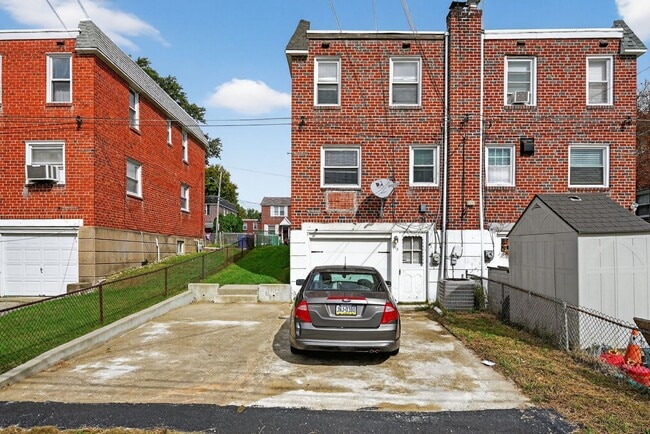 Building Photo - 3 Bedroom, 1 Bath Smart Fully Furnished To...