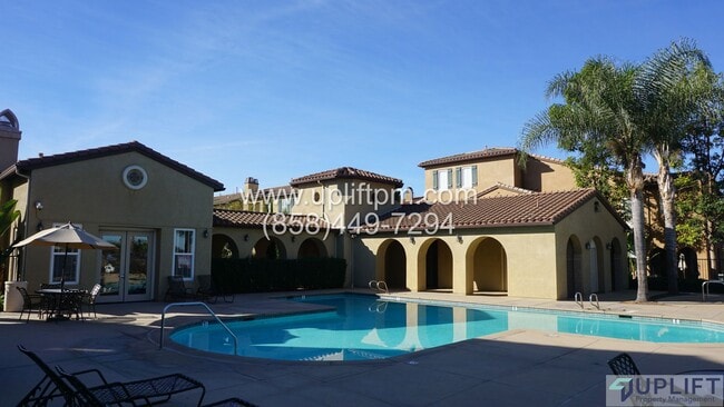 Building Photo - 2 Bed, 3 Bath Townhome Near Parks, Shoppin...
