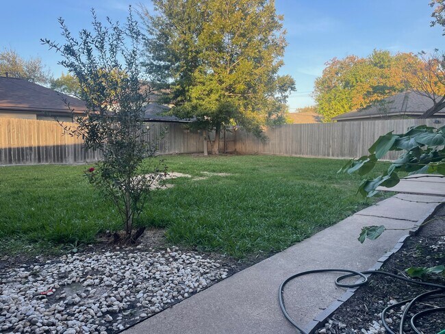 Building Photo - 11310 Meadow Lake Dr