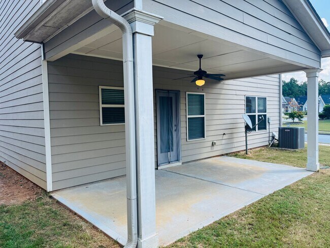 Building Photo - Wow! Check out this charming 3 bedroom 2.5 bathroom home in Newnan!