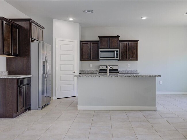 Building Photo - Corona de Tucson 4 Bedroom 2 Bathroom