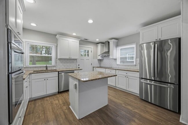 Building Photo - 2455 Lynn Iris Dr