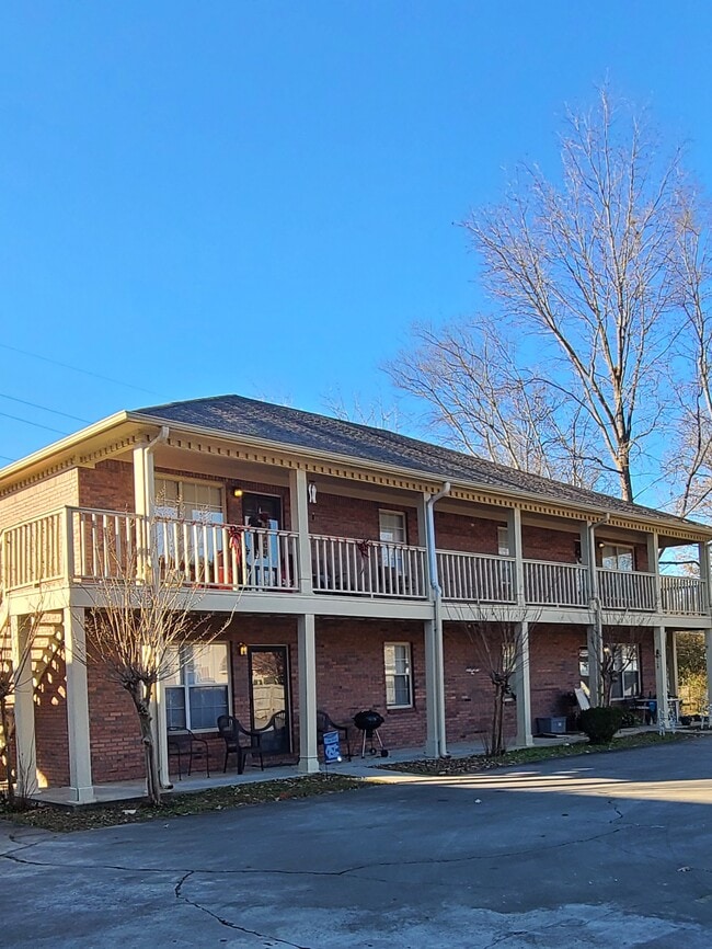 Building Photo - 1701 Somerville Rd SE