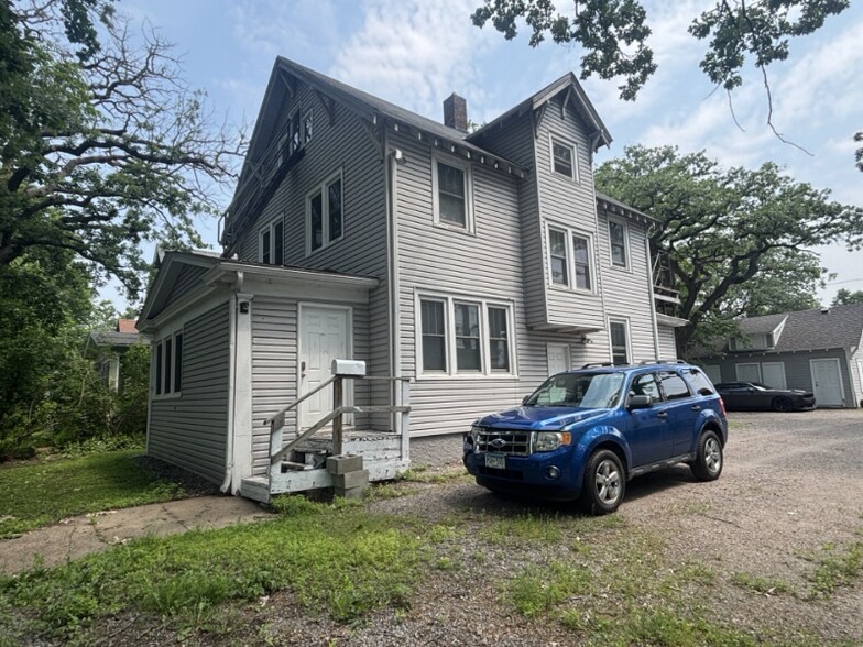 Building Photo - 812 6th Ave S