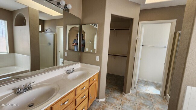 Building Photo - 6126 W Paradise Ln