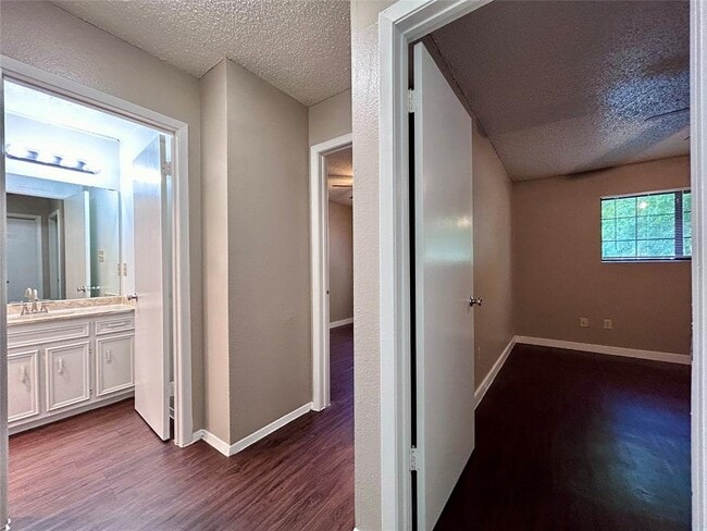 Building Photo - 1500 No Mor Cove