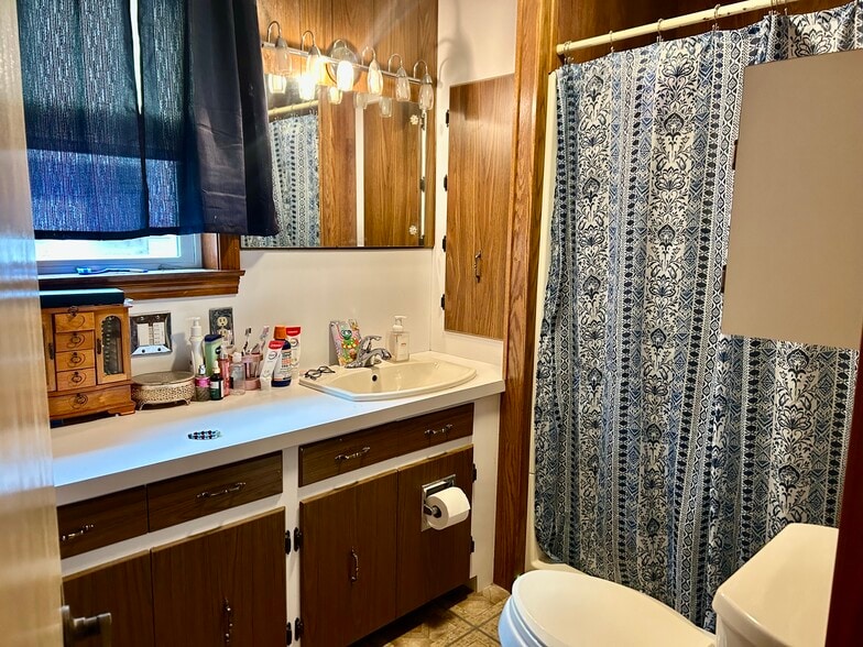 Bathroom - 5 Lynn St