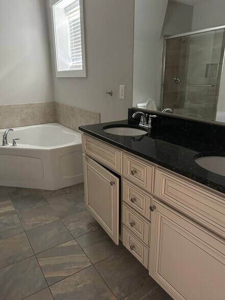 Primary bath - double vanity and jacuzzi tub (current photo) - 144 Estelle Park Dr