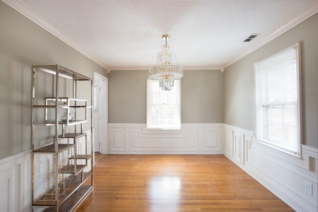 Building Photo - 318 E Millbrook Rd