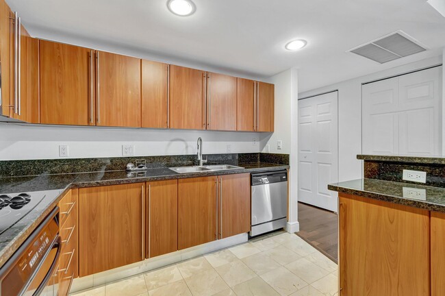 Building Photo - 610 Clematis St