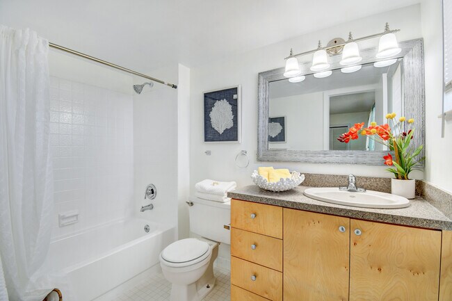 Building Photo - 420 NE 17th Ave