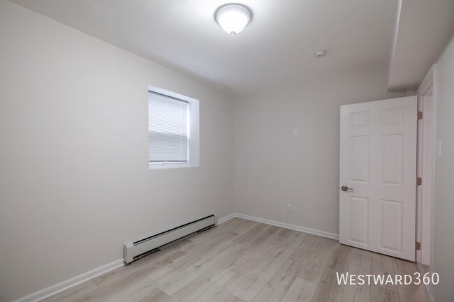 Building Photo - 4018 W Oakdale-1