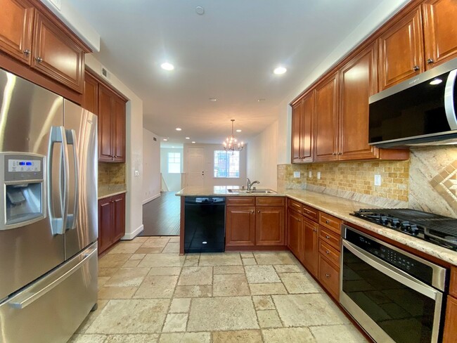 Building Photo - Amazing Townhouse - Warm Springs Fremont!