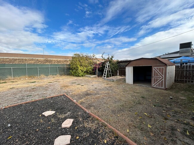 Building Photo - Charming 3 Bed/2 Bath in SW Bakersfield w/...
