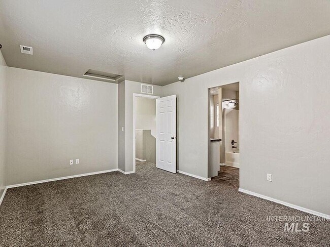 Building Photo - Immaculate/Charming Home in NW Meridian