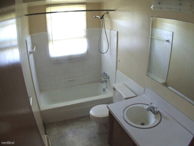 Building Photo - 2 br, 1 bath Duplex - 1985 52nd St SE