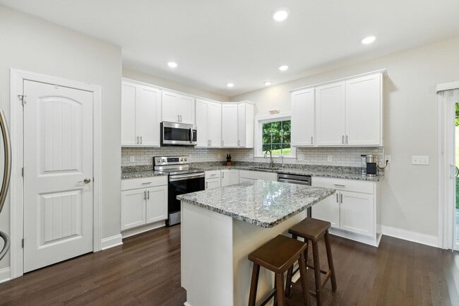Building Photo - Immaculate Townhouse with Finished Basement