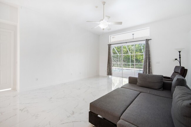 Building Photo - Enjoy the luxury living in Kingshyre, a hi...