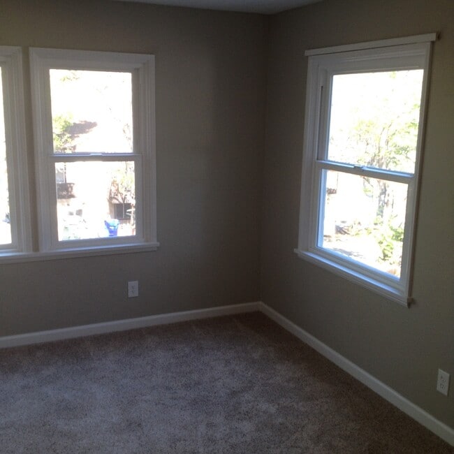 Building Photo - Beautiful 2bd/1ba Upstairs Duplex with a H...