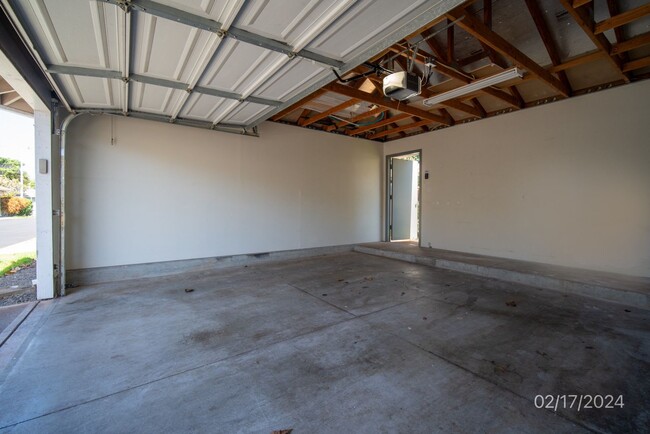 Building Photo - Available 2/22/25.  4-bdrm, 3-bath, 2 car ...