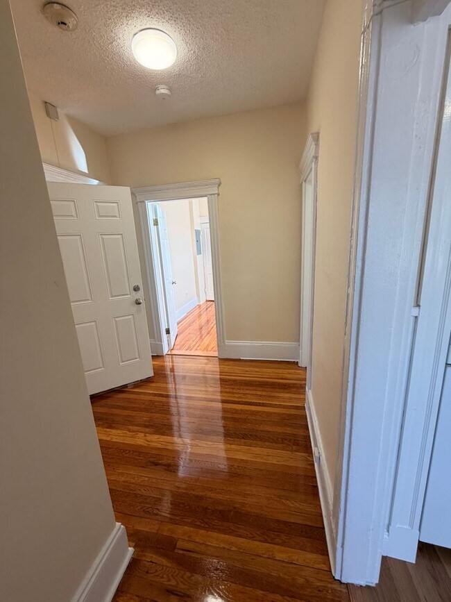 Building Photo - Mission Hill 2 Bed – Modern Kitchen & Bath – Parking Available – 9/1