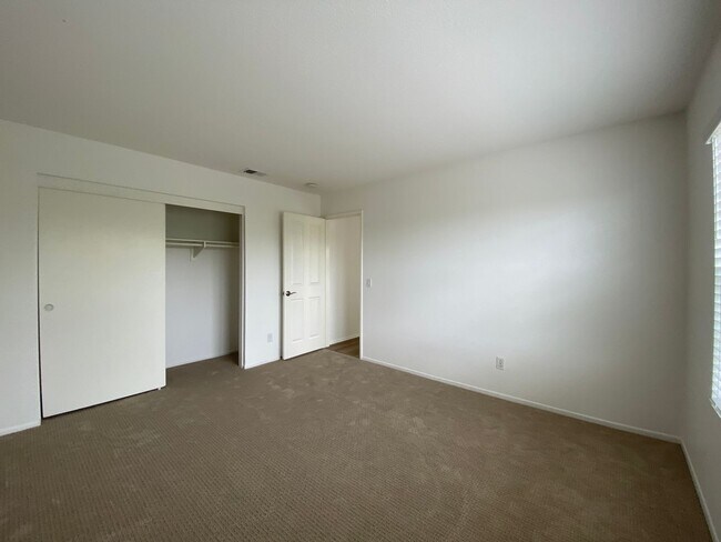 Building Photo - Bright 2 Bedroom Condo in Oceanside!