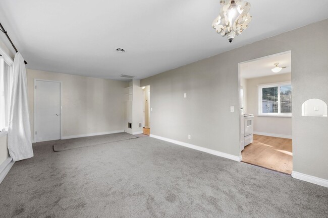 Building Photo - Move in special - same rate with lease to ...