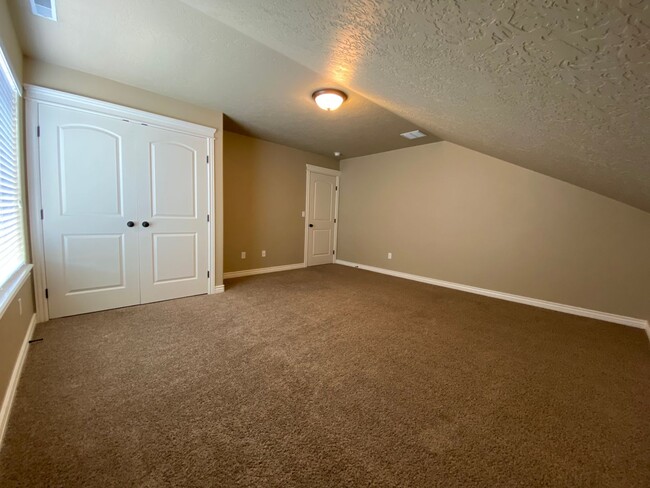 Building Photo - Lawn Care included!  4 bed 2.5 bath Neighb...