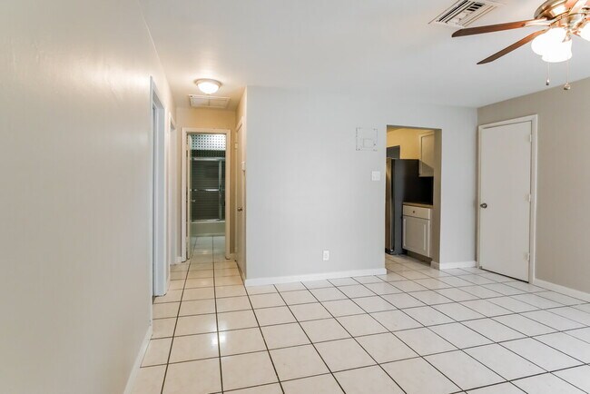 Building Photo - 5201 N Andrews Ave