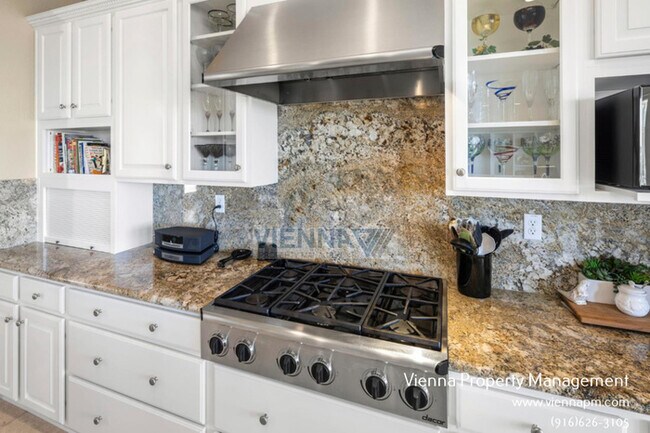 Building Photo - 1550 Summerhill Ln