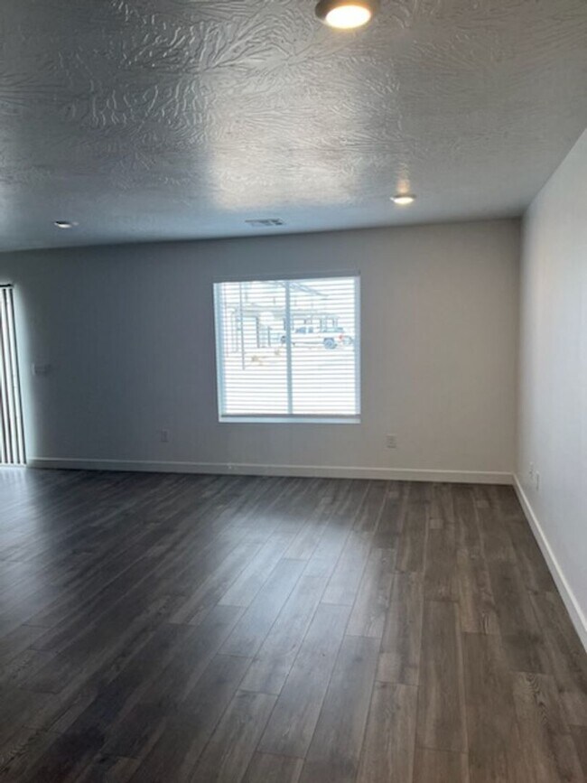 Building Photo - Charming Townhome