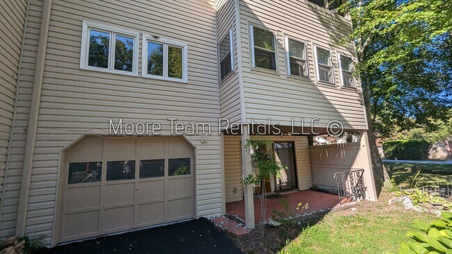 Building Photo - 2 Bed / 3 Bath Condo - Office, Pool, Clubhouse & Garage