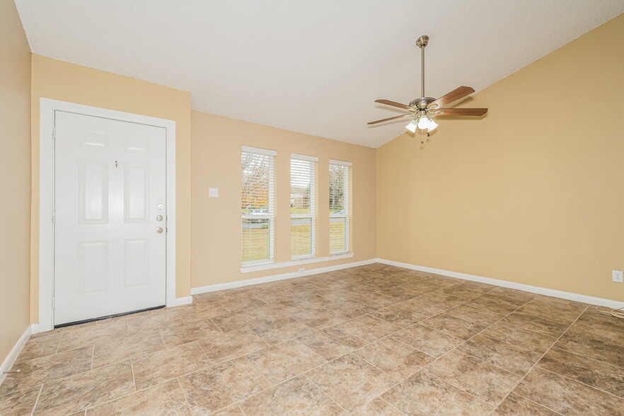 Building Photo - 1205 High Valley Dr