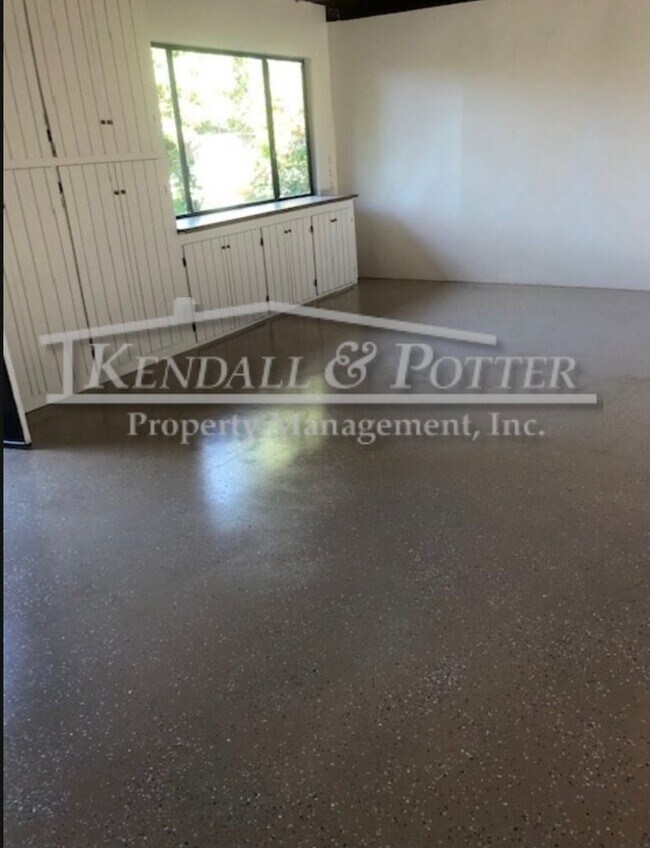 Building Photo - Beautifully Remodeled 4 Bed/2 Full Bath + ...