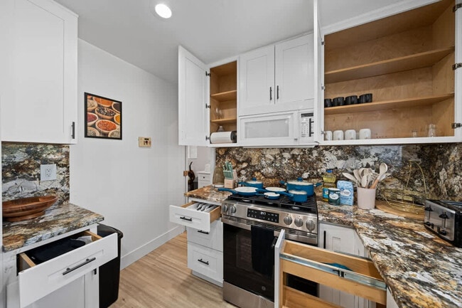 Building Photo - 606 S Sunshine Ave