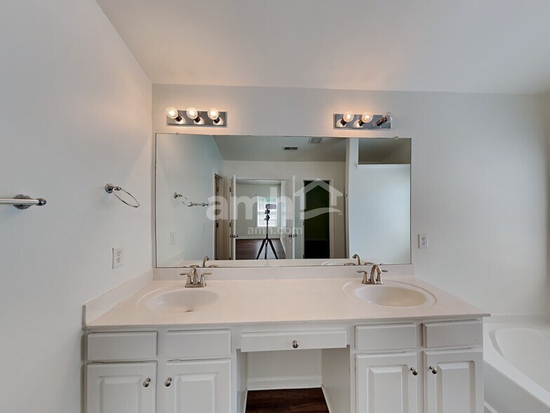 Building Photo - 9823 Jeanette Cir