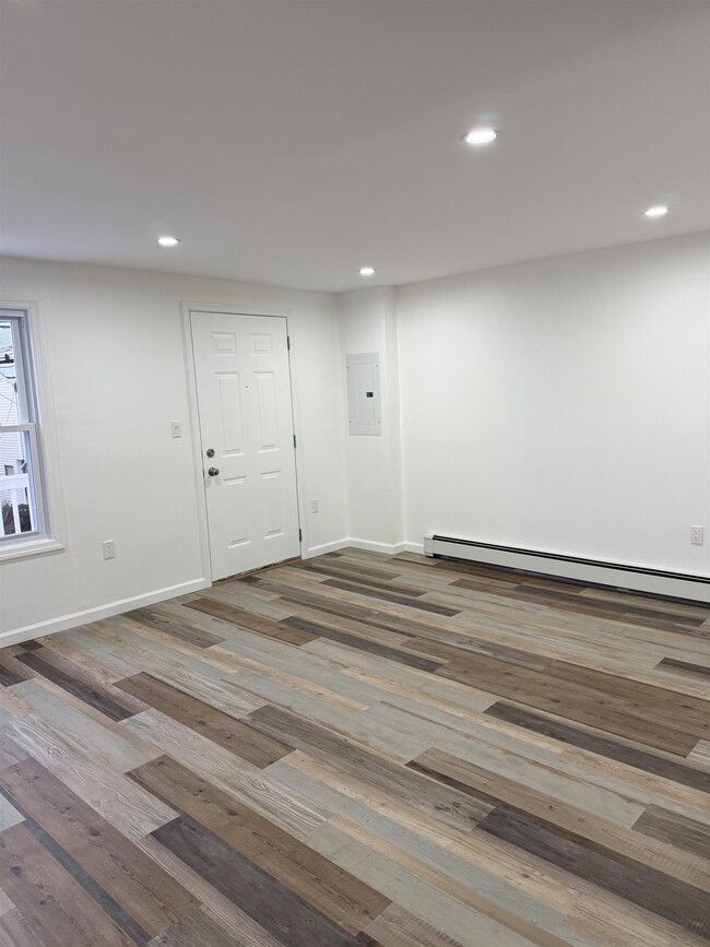 Building Photo - 360 Whiton St