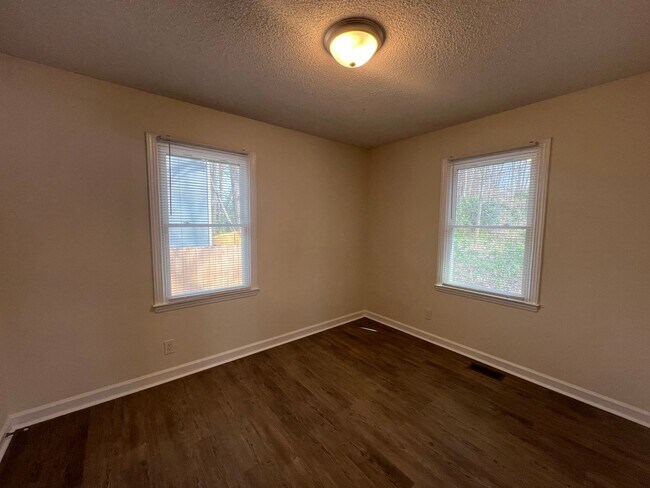Building Photo - 3 Bedroom close to Uptown