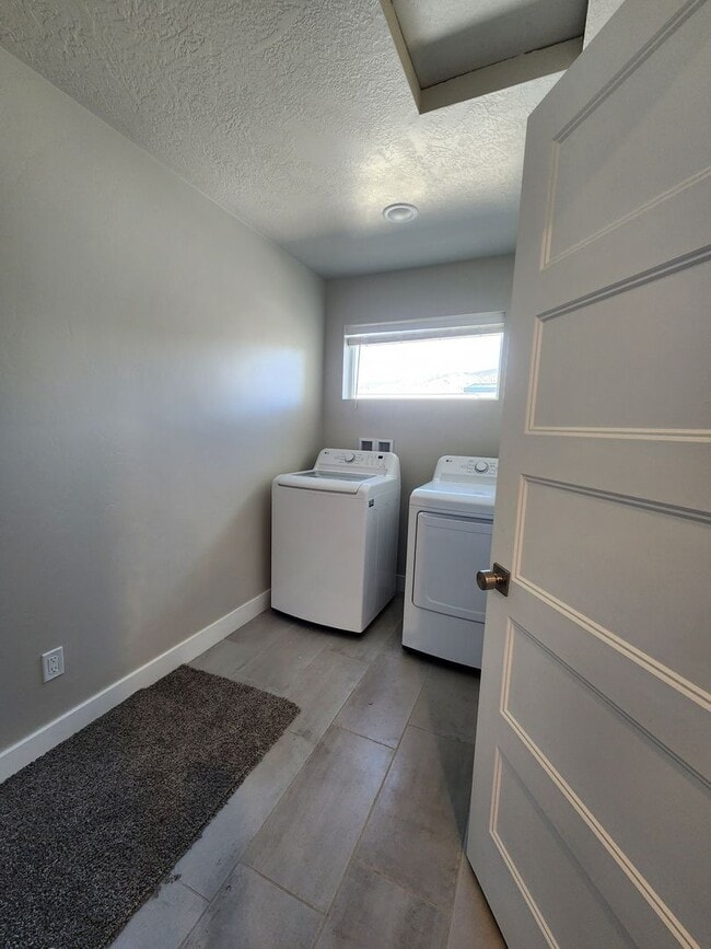Building Photo - Modern 3-Bedroom Home with Balcony for Ren...