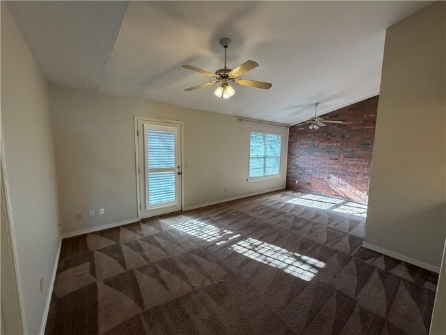 Building Photo - 706 Meghan St