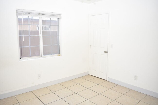 Building Photo - Charming 2-Story, 4 Bd 3 Ba Unit Near Downtown San Diego – 92113