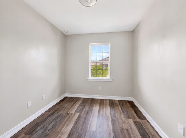 Building Photo - Live the Southwest Florida lifestyle in this lakefront villa in South Naples!