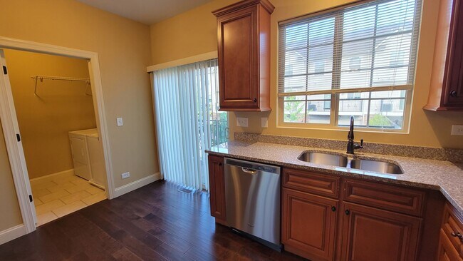 Building Photo - STUNNING LUXURY TOWNHOME 3 BEDROOM, 2 FULL...