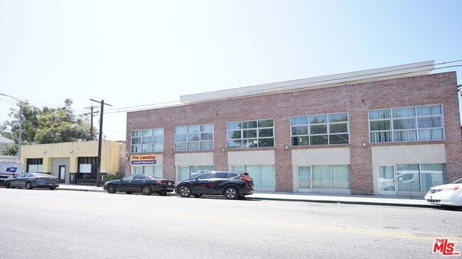 Building Photo - 922 W 23rd St