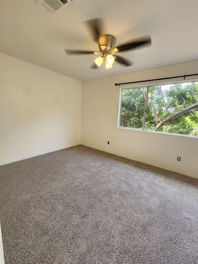 Building Photo - SPACIOUS 3BR / 2BA unit with Covered Parki...