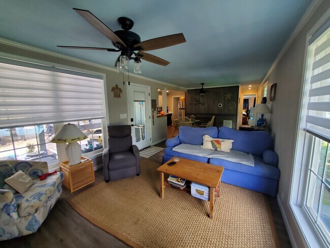 Building Photo - 305 Fairview Dr