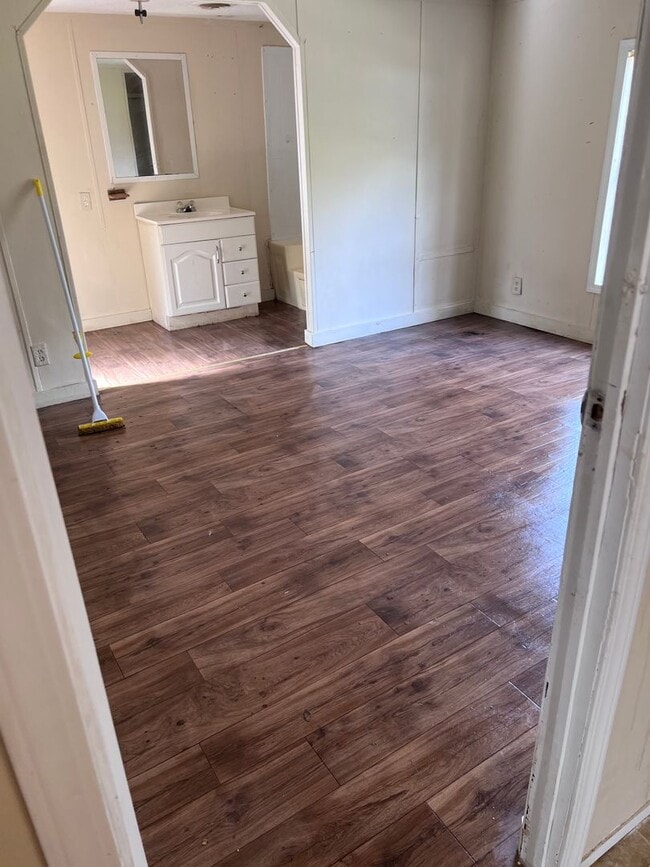 Building Photo - 2 Bedroom  Home -ALL UTILITIES INCLUDED!