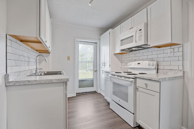 Building Photo - "Charming 1-Bed Gem at 509-511 Cape Ave, Raleigh – Your Cozy Retreat Awaits!"