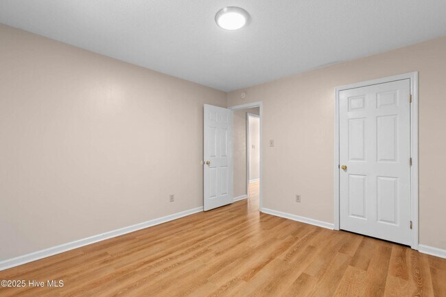 Building Photo - An adorable home! City Convenience!